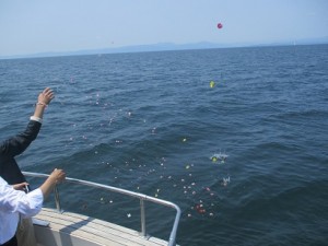 海洋散骨で献花されるご遺族様