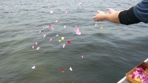 海への散骨時の献花