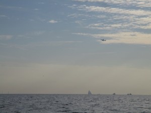 海洋散骨風の塔や羽田空港