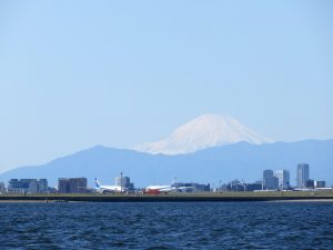 富士山を臨み羽田空港沖で散骨