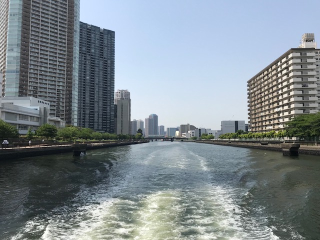 運河を抜け東京湾へ散骨
